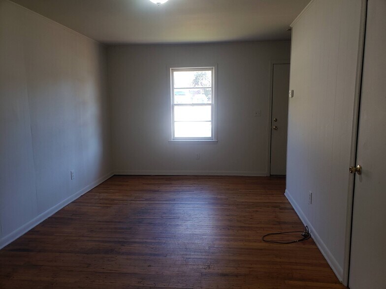 Building Photo - 219 Nichol St