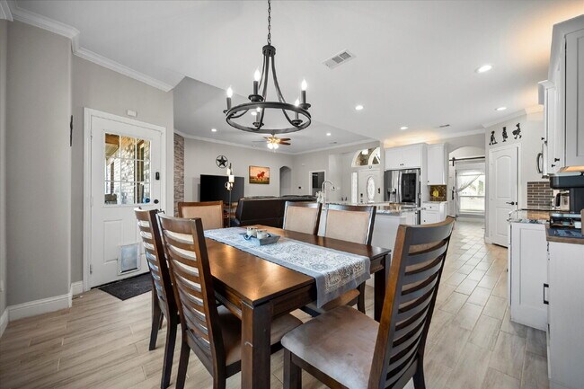 Building Photo - Stunning 3-bedroom, 2-bathroom home on an ...