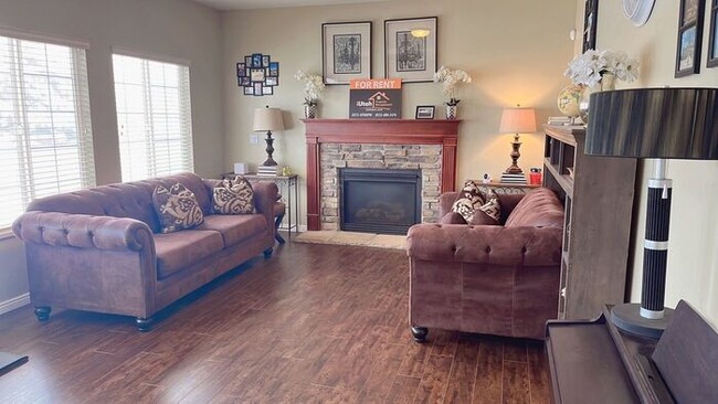 Building Photo - 6 bedroom 3 1/2 bathrooms 2 car garage Lar...