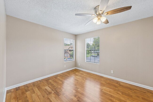 Building Photo - 1/1 Condo in Gated Lakefront Community of Altamonte Springs!