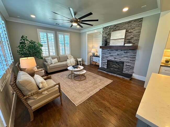Building Photo - Stunning 4 Bedroom, 2.5 Bath Lawrence Ranch Home With Solar