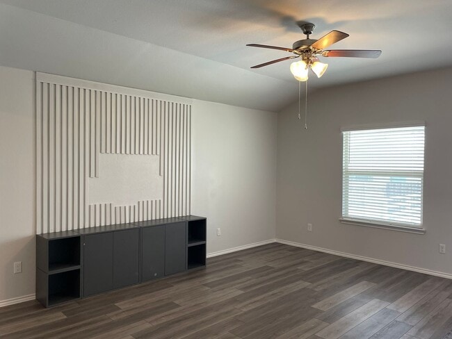 Building Photo - Available Now | Modern Single-Story 3 Bed, 2 Bath | Separate Office/Den | Big Yard | Pet Restrict...