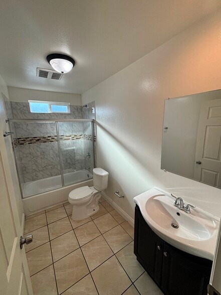 Building Photo - 155 W 77th St