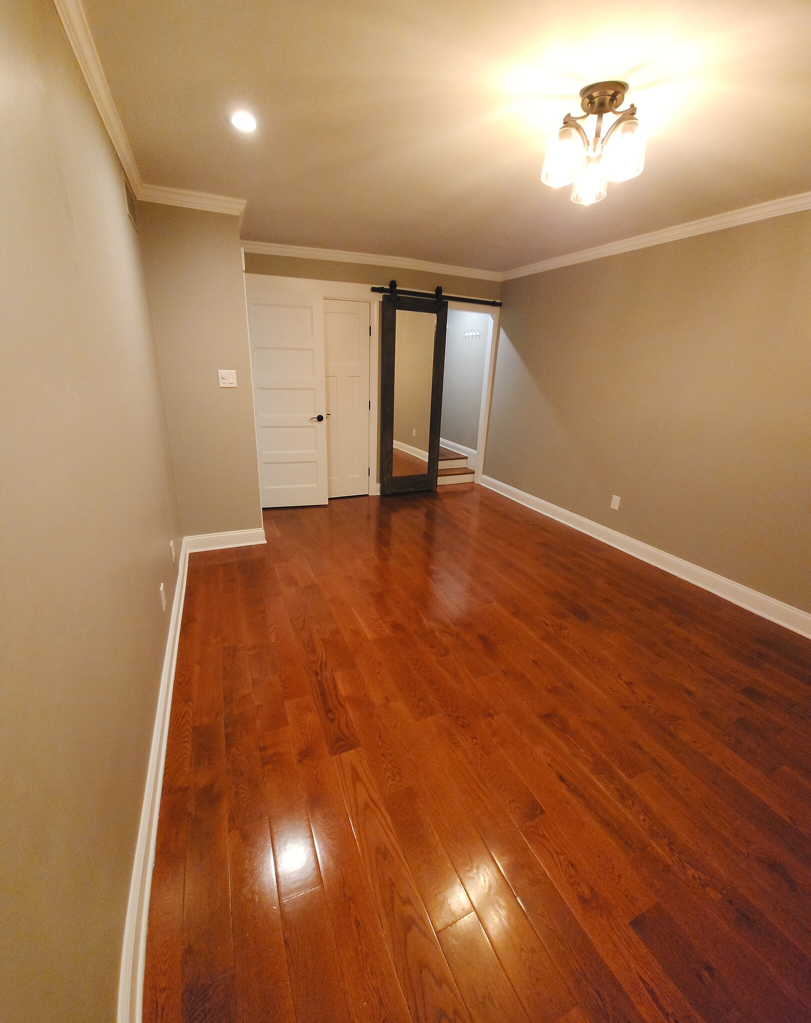 Main bedroom floor 2 - 5200 Hilltop Dr