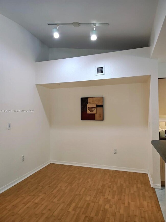 Building Photo - 2586 Centergate Dr