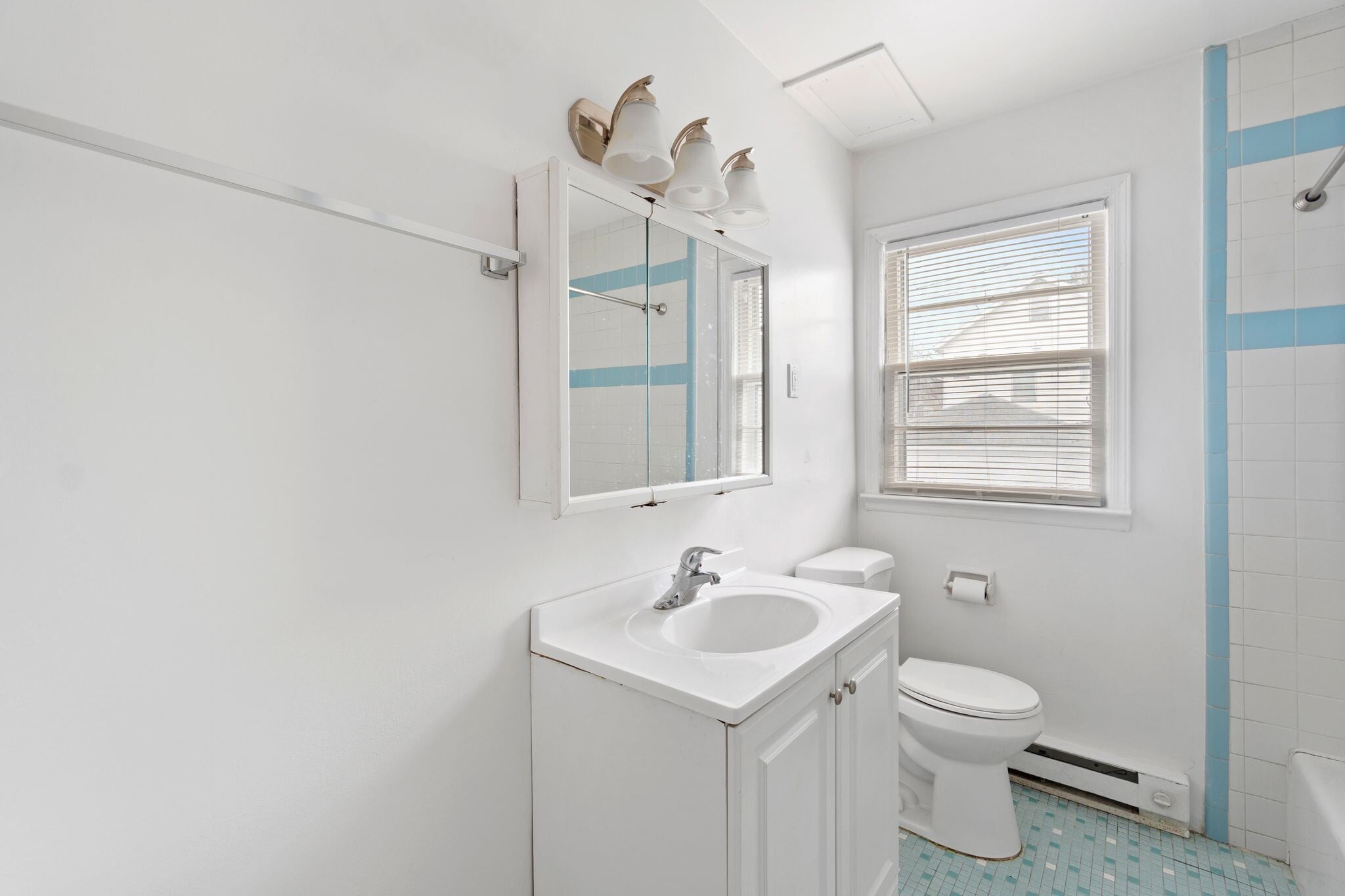 bathroom - 208 N Park St