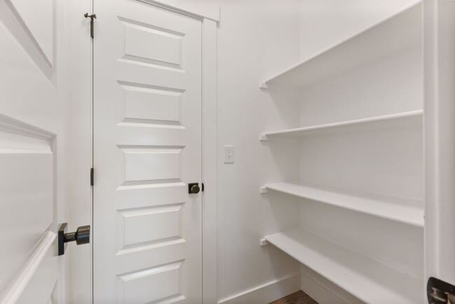 Building Photo - Awesome end unit 3 Bed 2.5 Bath townhome i...