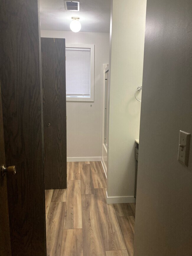 Building Photo - 323 Allan Ave