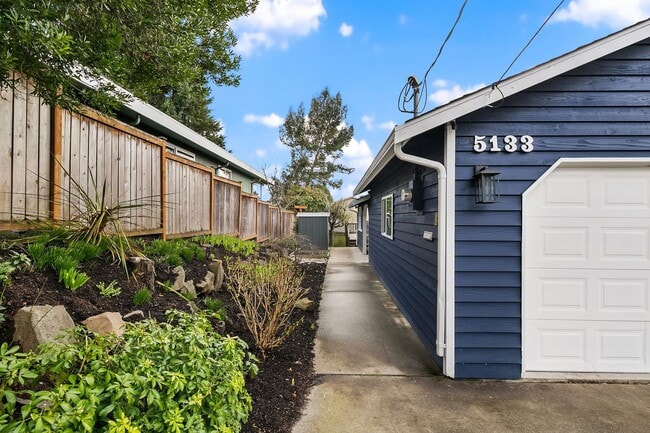 Building Photo - Beautiful Home in Seward Park!