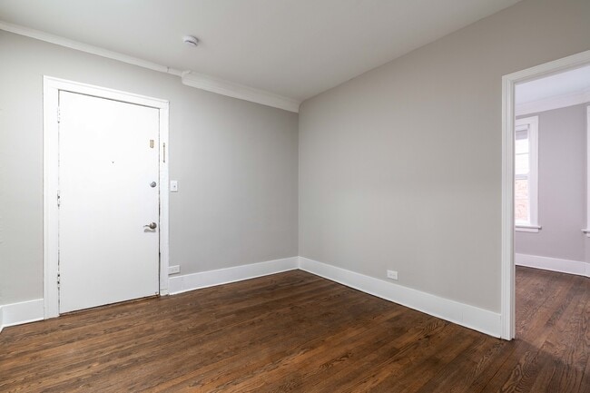 Building Photo - 7422 N Damen Ave