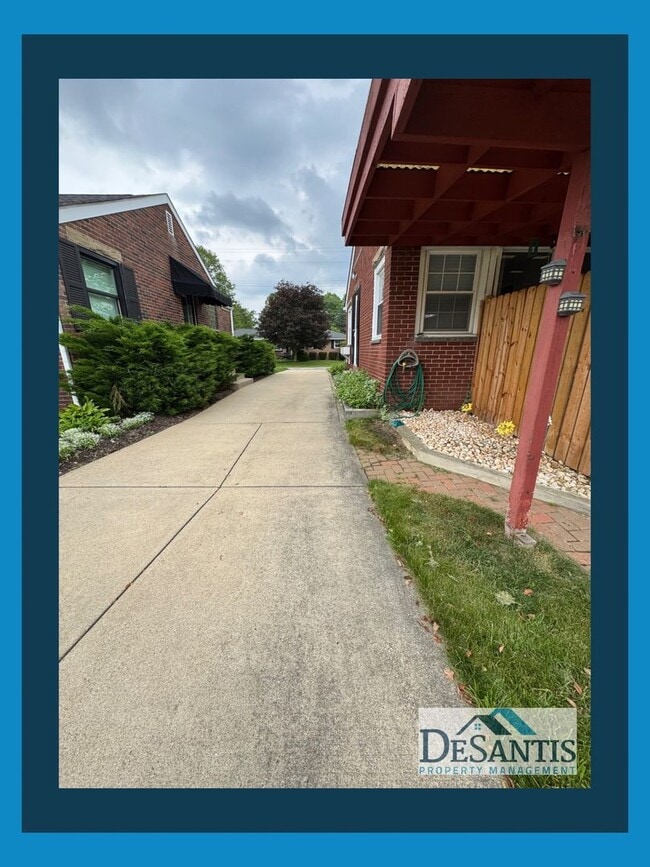 Building Photo - Charming 2-Bedroom Home with Private Backy...
