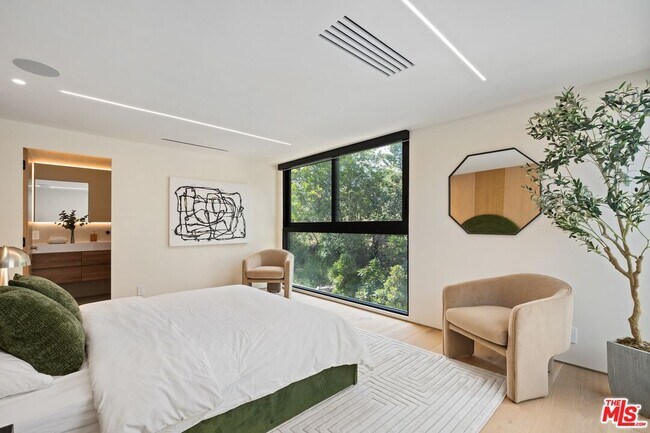 Building Photo - 2501 Banyan Dr