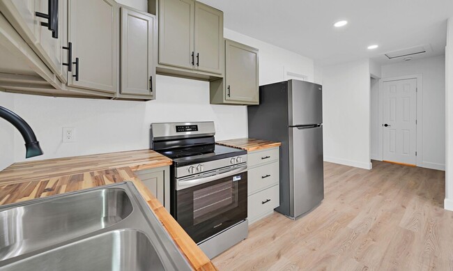 Building Photo - Newly remodeled 3 bedroom/2 baths coming s...