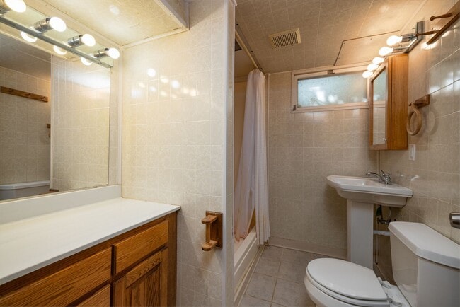 Building Photo - Cute midtown home for rent - pet friendly