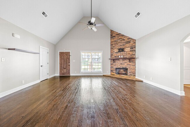 Building Photo - Pet Friendly Three Bedroom with Bonus!