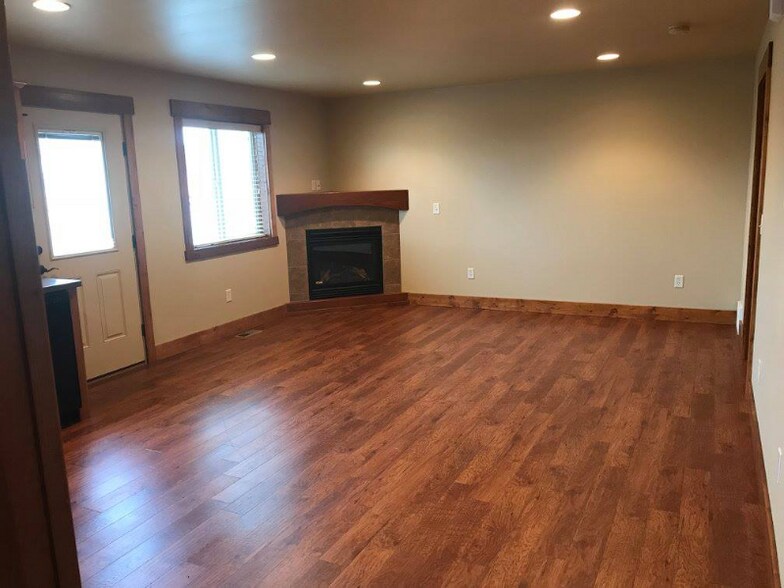 Building Photo - 2025 Lake Hills Dr