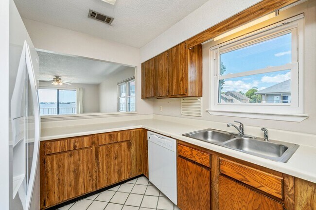 Building Photo - Waterfront Condo!