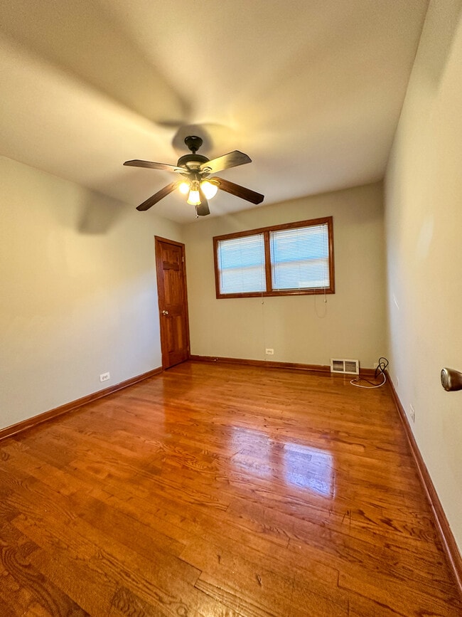 Building Photo - 8626 S Damen Ave