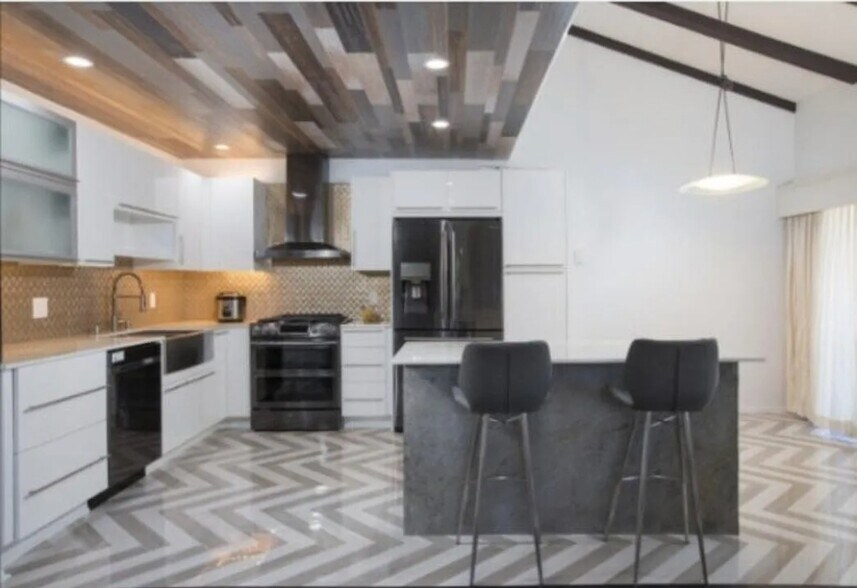 Building Photo - 716 W 34th St