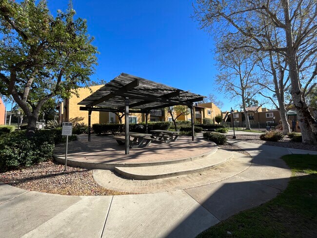 Building Photo - 17131 W Bernardo Dr