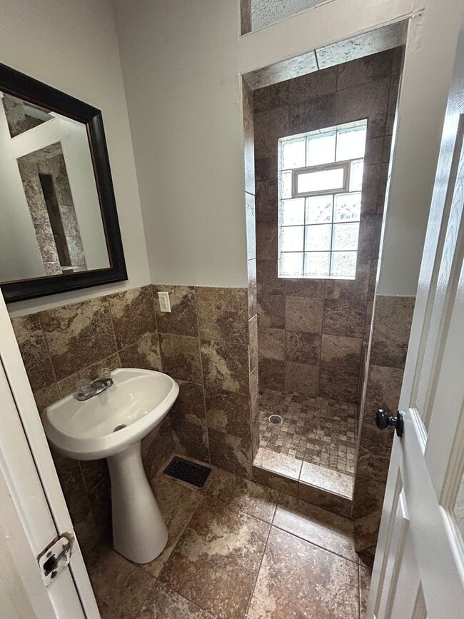 Building Photo - Right Size and a Great Location! Two bedroom Home!