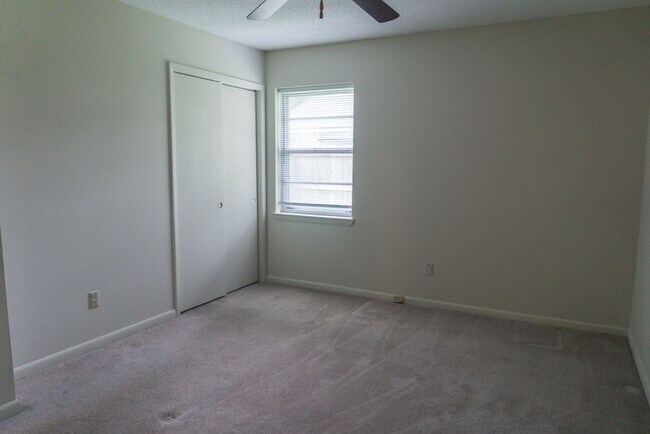 Building Photo - 1225 Parktown Dr