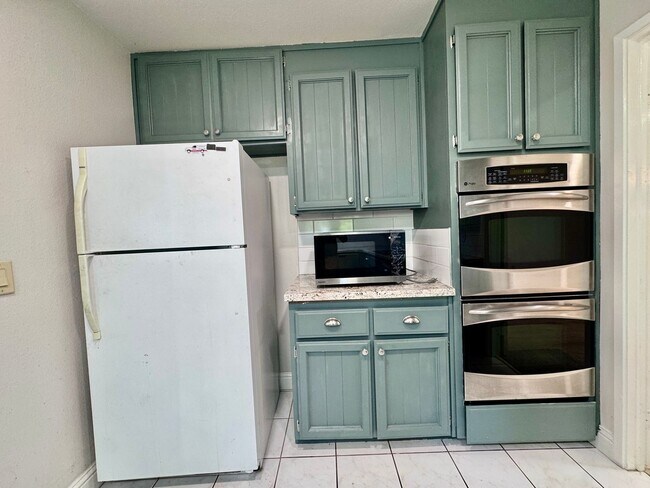 Building Photo - NOW AVAILABLE - 4 BED, 3 BATH, 2 CAR GARAG...
