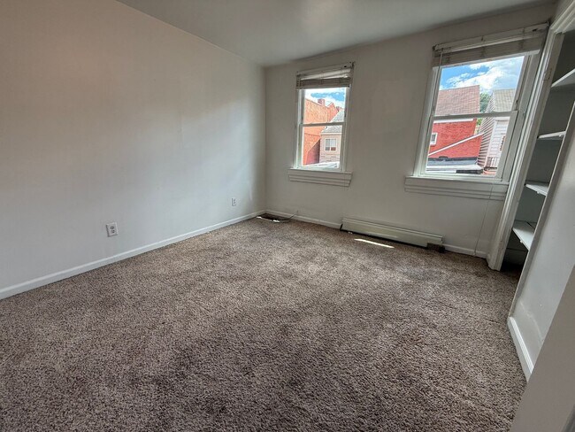 Building Photo - Luxury Home - South Side Flats