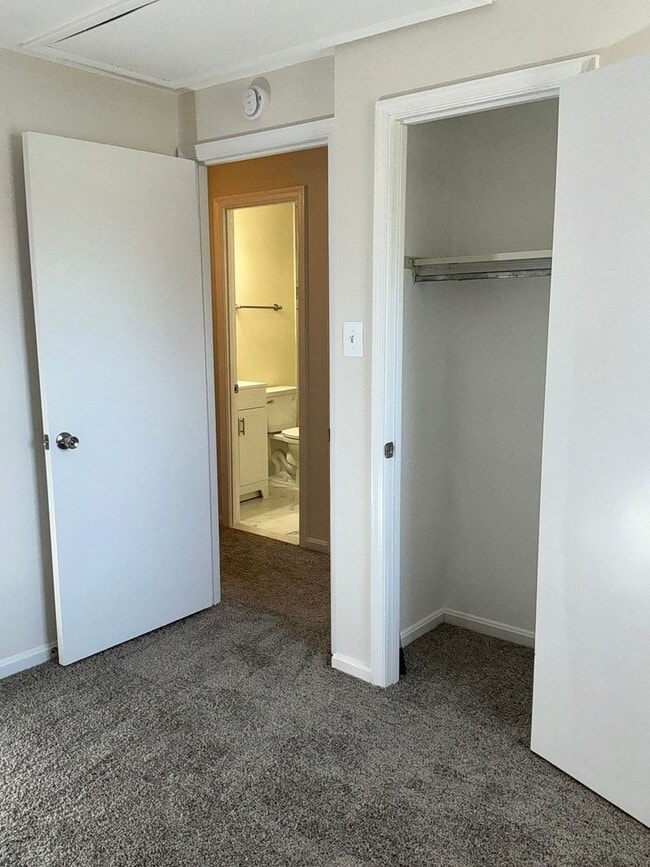 Building Photo - Very well maintained 3 bedroom 2 full 1 half bath town home located in the desired Stonebridge Co...