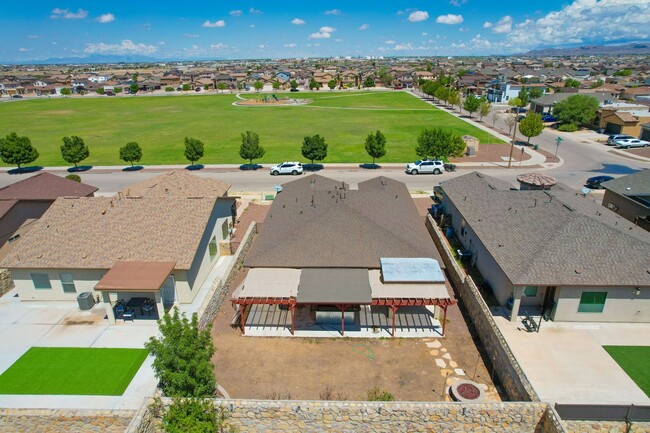 Building Photo - Beautiful East side House 3 bed-2.5 baths in front of Park