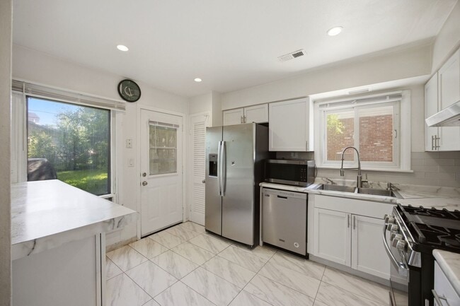 Building Photo - 1142 Brighton Pl