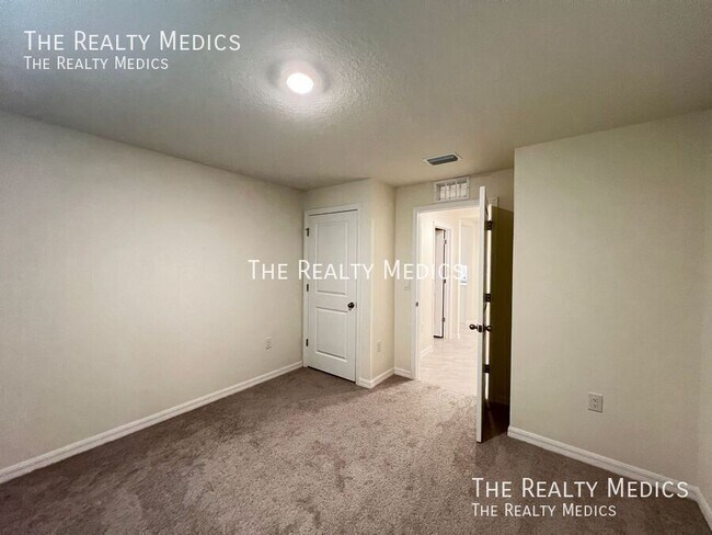 Building Photo - 8561 SW 46th Ave