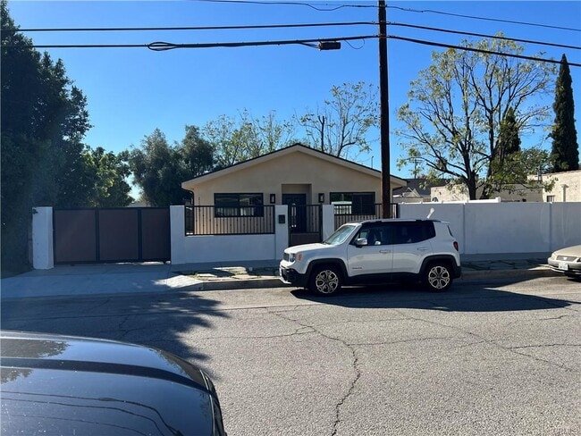 Building Photo - 11251 Kewen Ave