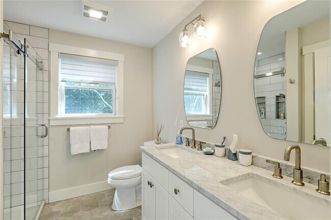 Building Photo - 137 Rosebriar Ave