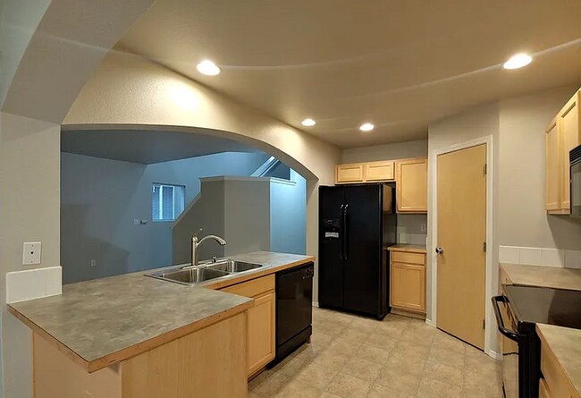 Building Photo - Beautiful 3 Bedroom Home