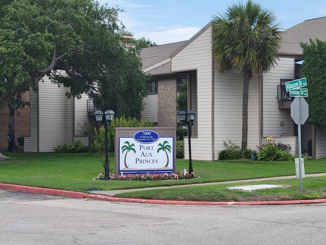 Building Photo - 7119 N Holiday Dr