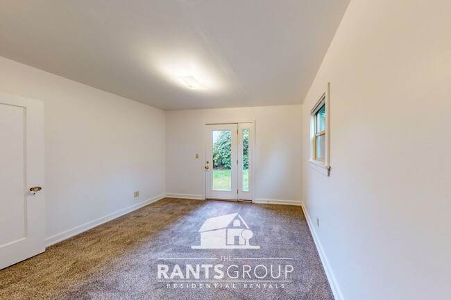 Building Photo - Charming & bright westside 2 bed, 1 bath o...