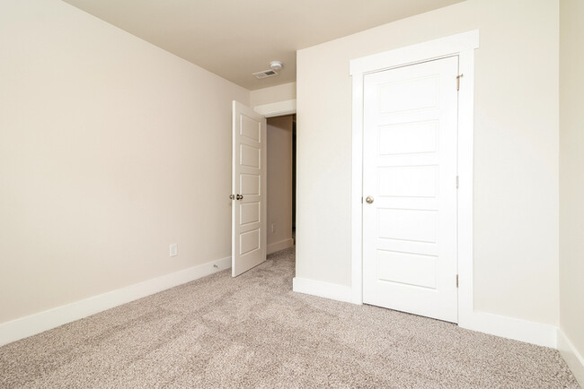 Building Photo - Townhome in Simpsonville!