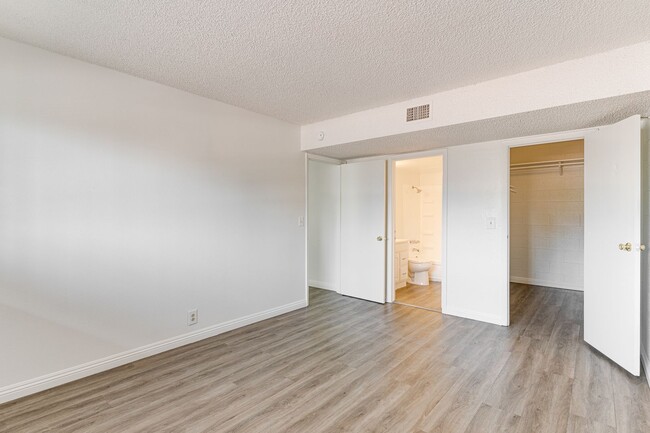Building Photo - Charming Upstairs Unit with Prime Location...