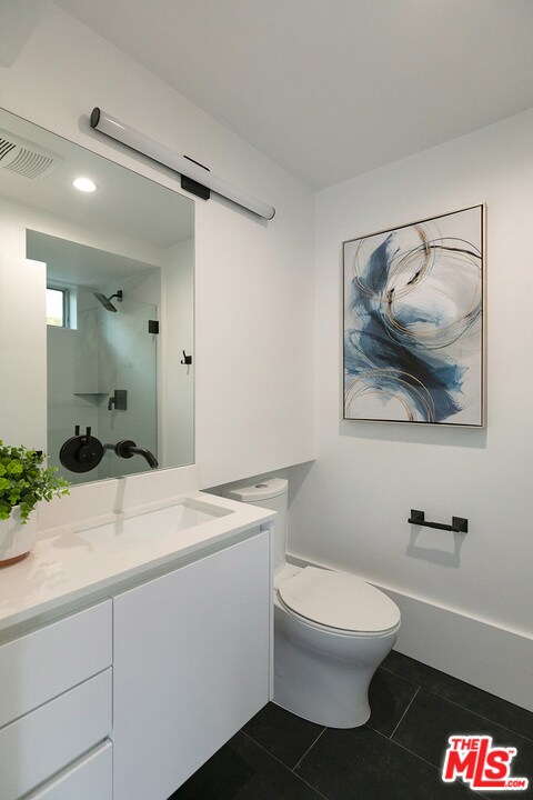 Building Photo - 423 1/2 S Wilton Pl