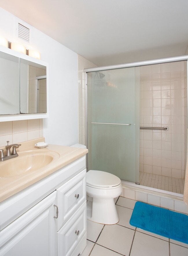 Building Photo - 3 bedroom 2 Bathroom Furnished Condo