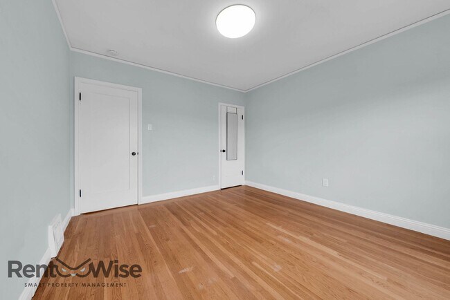 Building Photo - 824 Garfield St