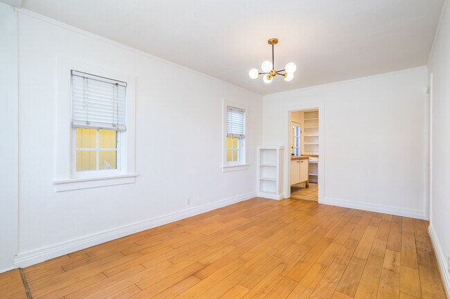 Building Photo - 700 Angelus Pl