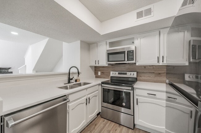 Building Photo - Updated 1-Bedroom Condo in Gated Community...