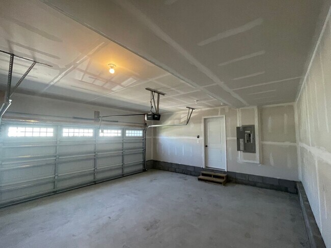 Building Photo - You’ve Got to See This Rental!