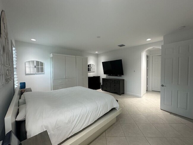 Building Photo - 8330 Summer Lake Dr SW