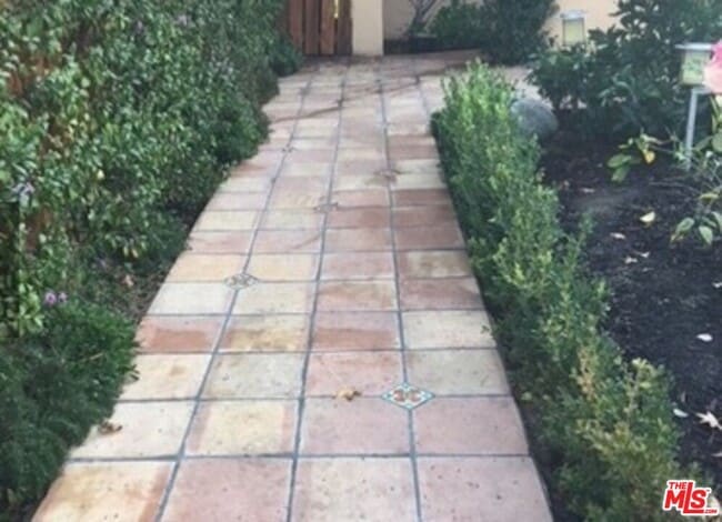 Building Photo - 1122 S Hayworth Ave