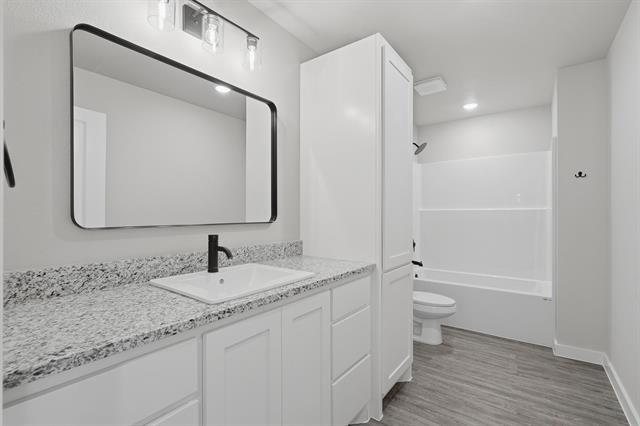 Building Photo - 3049 Glennster St