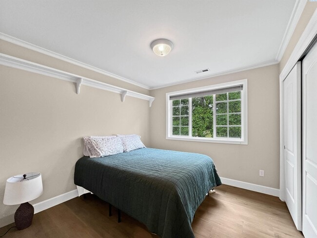 Building Photo - 4 Bedrooms Plus an Office Steps from the R...