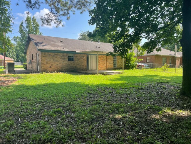 Building Photo - 3 Bdrm 2 Bath in East Montgomery great loc...